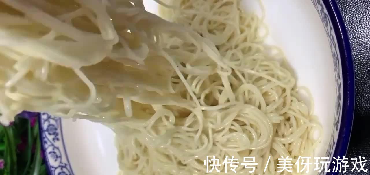 家常版葱油拌面,干香味美劲道爽滑,做法简单“葱油”是关键