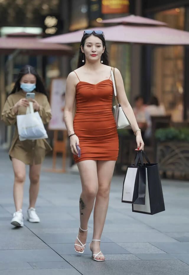 身形 身材魁梧也无需扮嫩,借鉴3个搭配小心机,照着穿百搭又显瘦