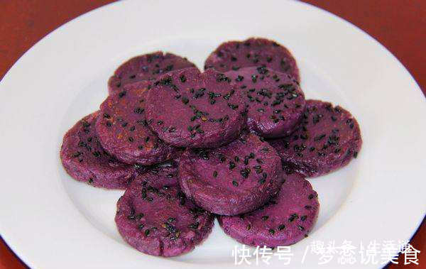 一种养生紫薯饼,不用放糖也不用放淀粉,做出来口感也是不错的