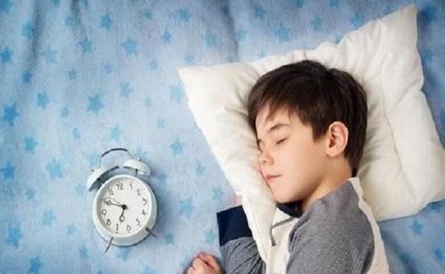 长辈|3岁前孩子跟妈妈睡还是跟奶奶睡?不同选择对孩子影响大,别犯错