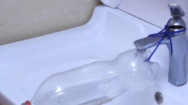 大号塑料瓶不要扔,在瓶底穿2根绳子太厉害了,家家户户都需要