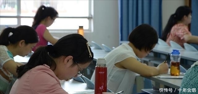 直播从业者|高三老师监考时开直播,面对质疑还振振有词,怕困没有打扰学生