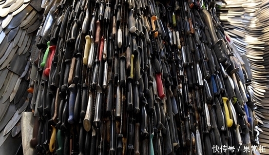 花了两年时间用10万把刀制作了一尊高达26英尺的大型天使雕塑