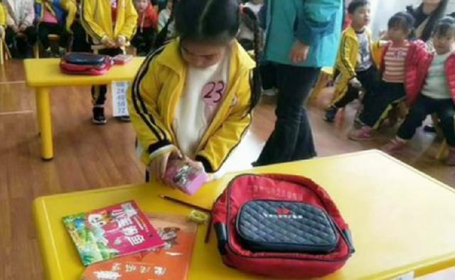 玩具|妈妈只给女儿买最便宜的玩具，并非是没钱，妈妈：带去学校就被偷