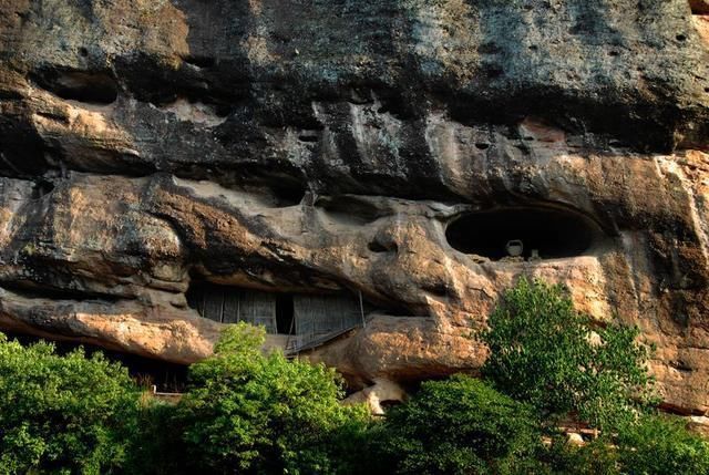 80年前,彭山汉崖古墓出土的男女石像,因过于露骨被紧急切割保存