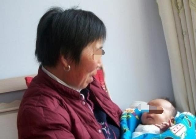 孩子|孙子翻身掉床,奶奶一个动作令娃永远离开:摔倒谨记“黄金3步”