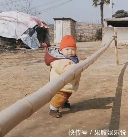 下肢|爷爷给孙子自制学步机,宝宝用得很开心,网友却笑了