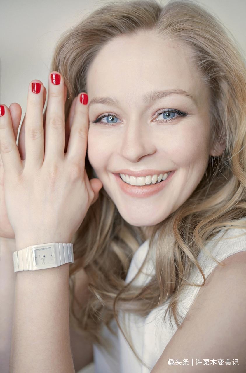 镯子 女人戴“手镯”还是“手表”好看三个理由告诉你,戴错很尴尬!