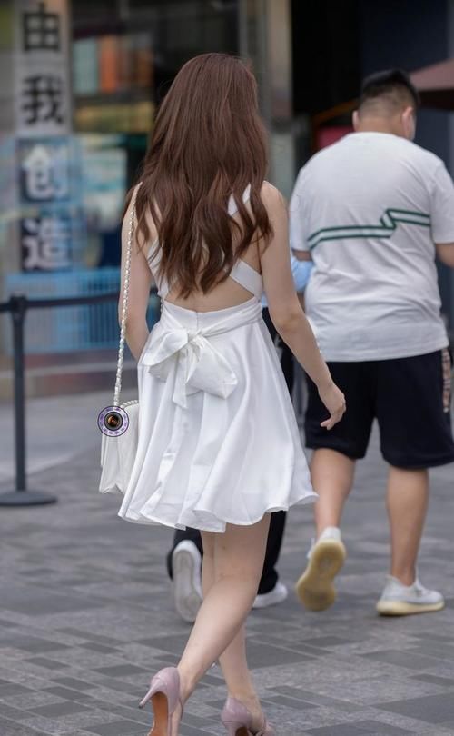 连衣裙 穿着连衣裙俏皮又活泼，似乎具有一种特殊的魅力，效果满满