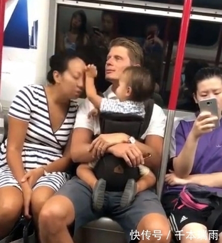 女乘客|宝宝跟爸爸坐地铁,女乘客睡着头靠在爸爸肩上,宝宝的反应太逗了