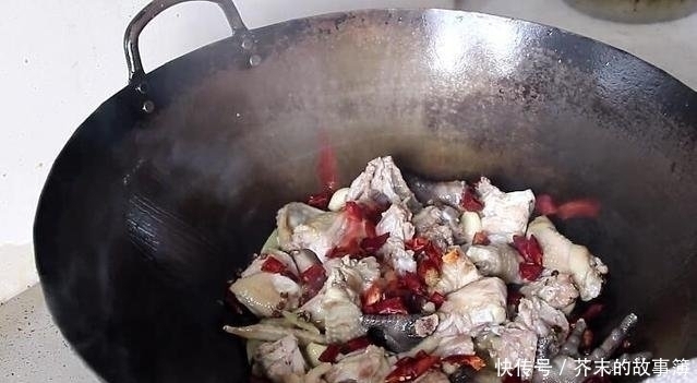 鲜嫩|炖鸡肉时,千万不要直接加水炖,多做这一步,鸡肉鲜嫩,没有腥味！