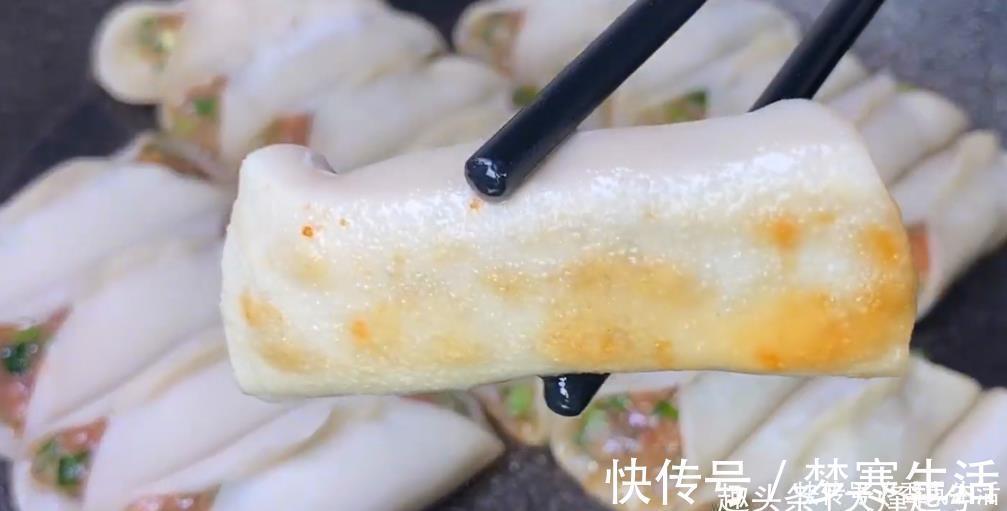 好吃|做锅贴有人用淀粉，有人用面粉，教你正确做法，个个酥脆好吃不腻