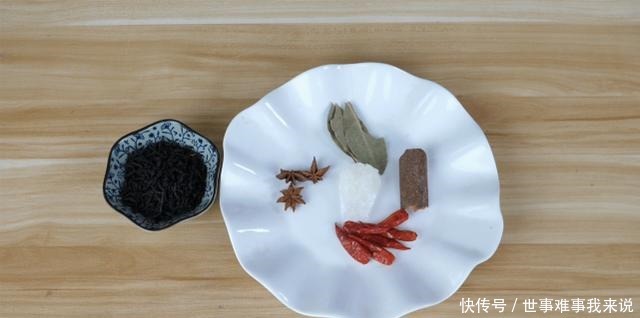 姑娘把鸡蛋放进电饭锅,煮出的茶叶蛋比买的的更香更好吃,真方便