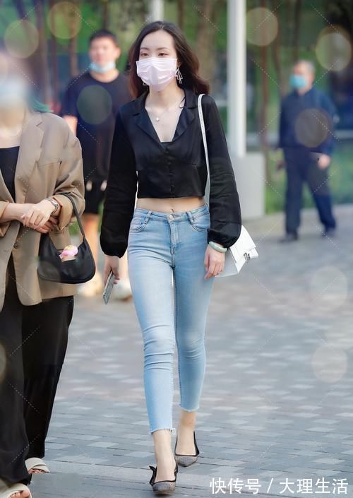 真丝裙 高级的真丝面料,搭配简单的黑色,时尚大气