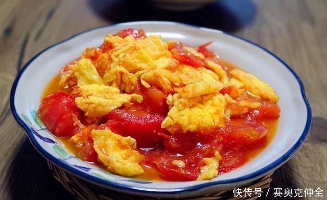 西红柿炒鸡蛋，千万不要放错顺序，不然鸡蛋吃着不香，西红柿不鲜