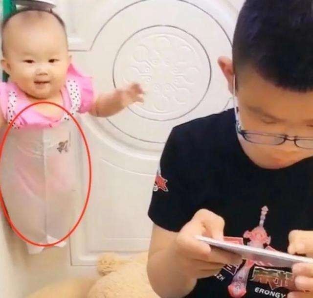 宝妈|舅舅带娃路子有多“野”?挂墙上不算啥,最后一个实力坑娃