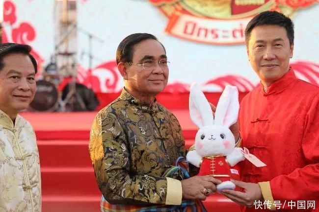 泰国总理巴育手捧“欢乐春节”吉祥兔向中泰两国人民拜年