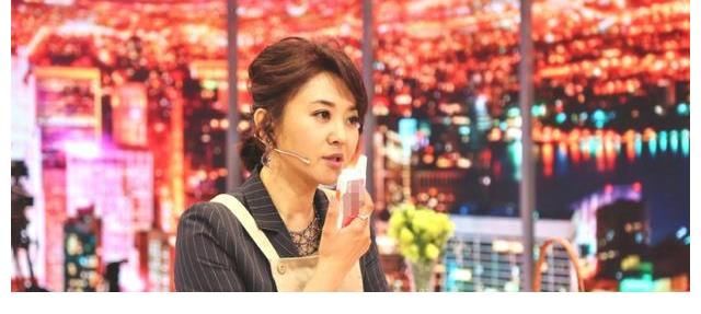 47岁方琼小区录节目！放声高歌遭居民围观，接地气被赞没明星架子