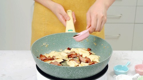 冬天,它和腊肉是天生一对,“金衣白玉,蔬中一绝”,香到舔盘子