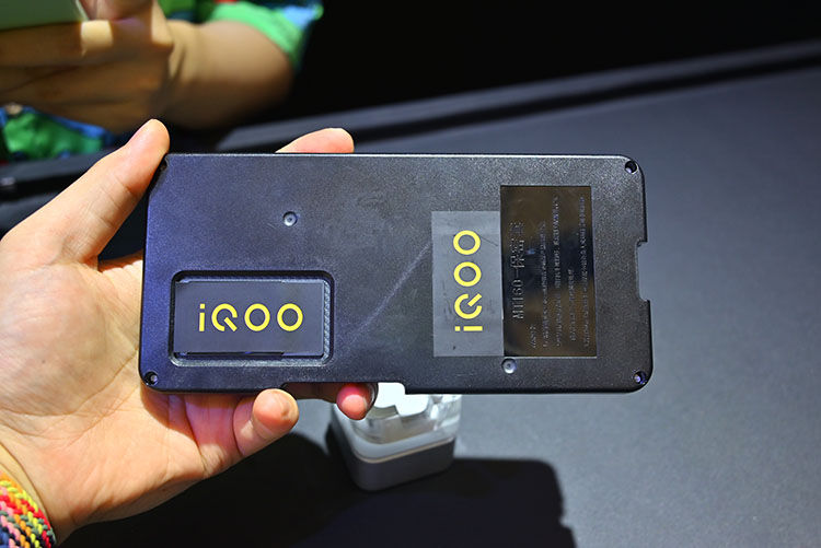 手机|ChinaJoy 2021丨未发布的iQOO8提前曝光，或许是2021年最好的手机屏幕