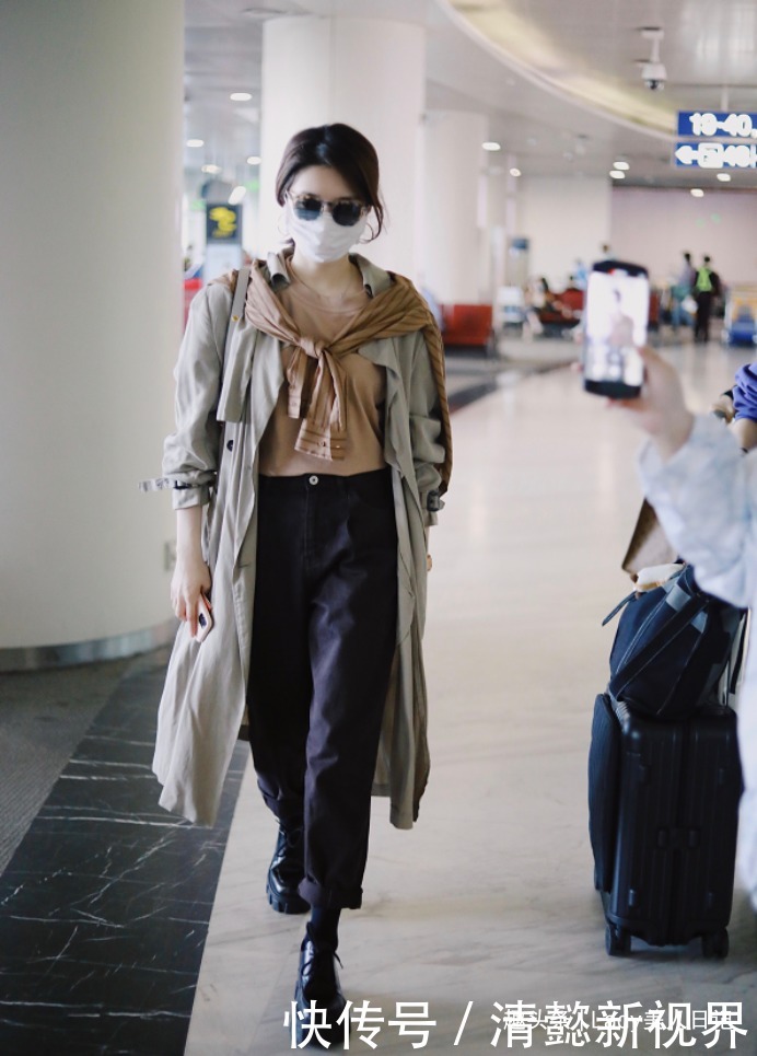 风衣是永不过时的时尚单品,其实它的搭配很简单,不需烈焰红唇