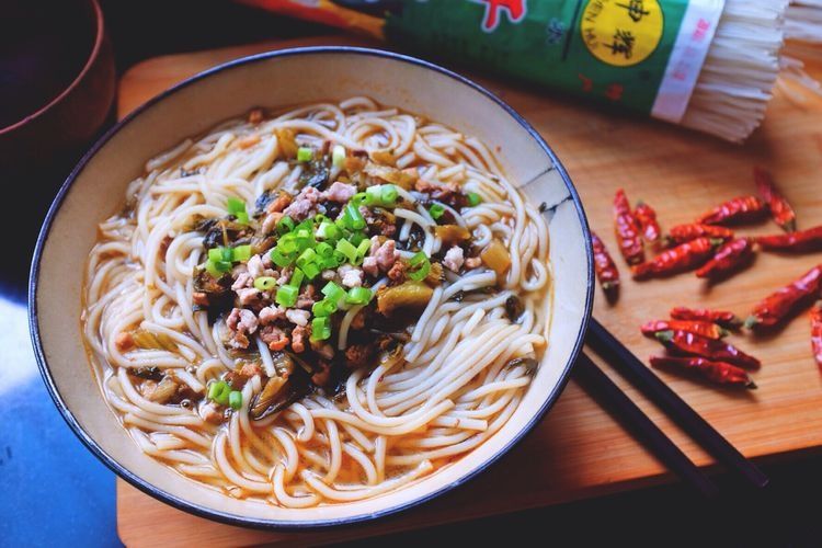当酸菜遇见米线，酸辣爽口还开胃，太有食欲了