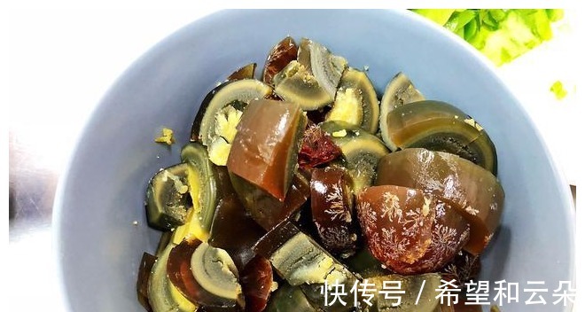 皮蛋瘦肉粥|皮蛋瘦肉粥,粤菜大厨教的3个诀窍要记牢,鲜美不腥,粥底绵滑!