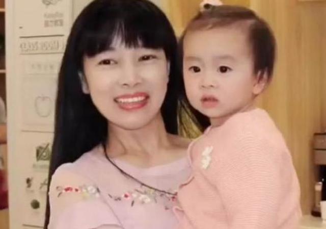 新知识|“最年轻姥姥”走红,抱外孙逛商场像母子,网友直呼:姥爷太幸福