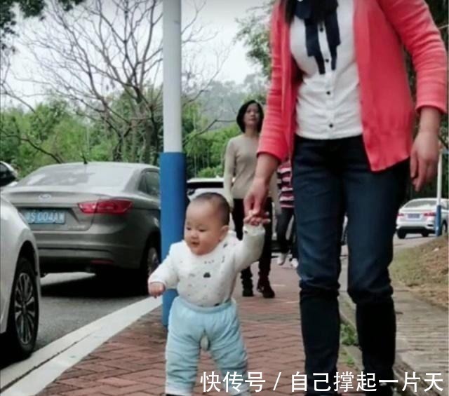 妈妈|2岁儿子和妈妈散步遇到美女,眼睛都不转了,下个动作妈妈笑哭了