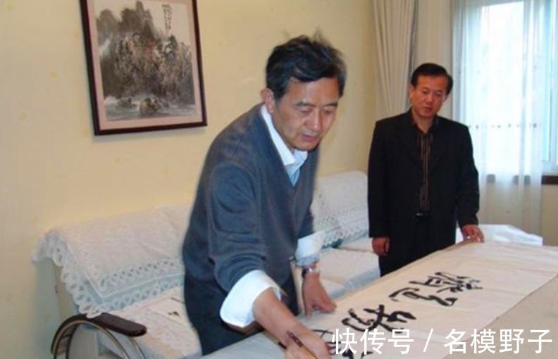 书法!头发当笔鼻孔写字,美协主任陈传席:撤销中书协,这事儿不能再等