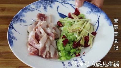 豆腐块|白菜别再直接炒了，加1块豆腐，比吃肉还过瘾，上桌连汤汁都不剩