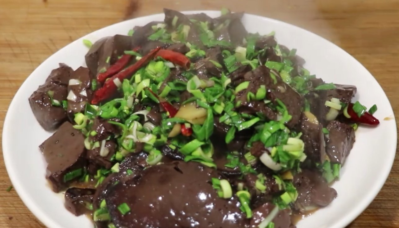 倒入|猪血最美味的吃法,香辣美味,猪血Q弹爽滑,是一道不错的家常菜