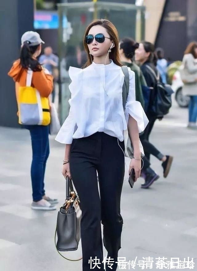 丽人|街拍:美女白色衬衫搭配黑色阔腿裤,打造出时尚的丽人气质!
