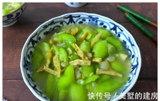 这菜要抓紧吃,再不吃就老了,炒时加入这两物,鲜美到汤都吃精光