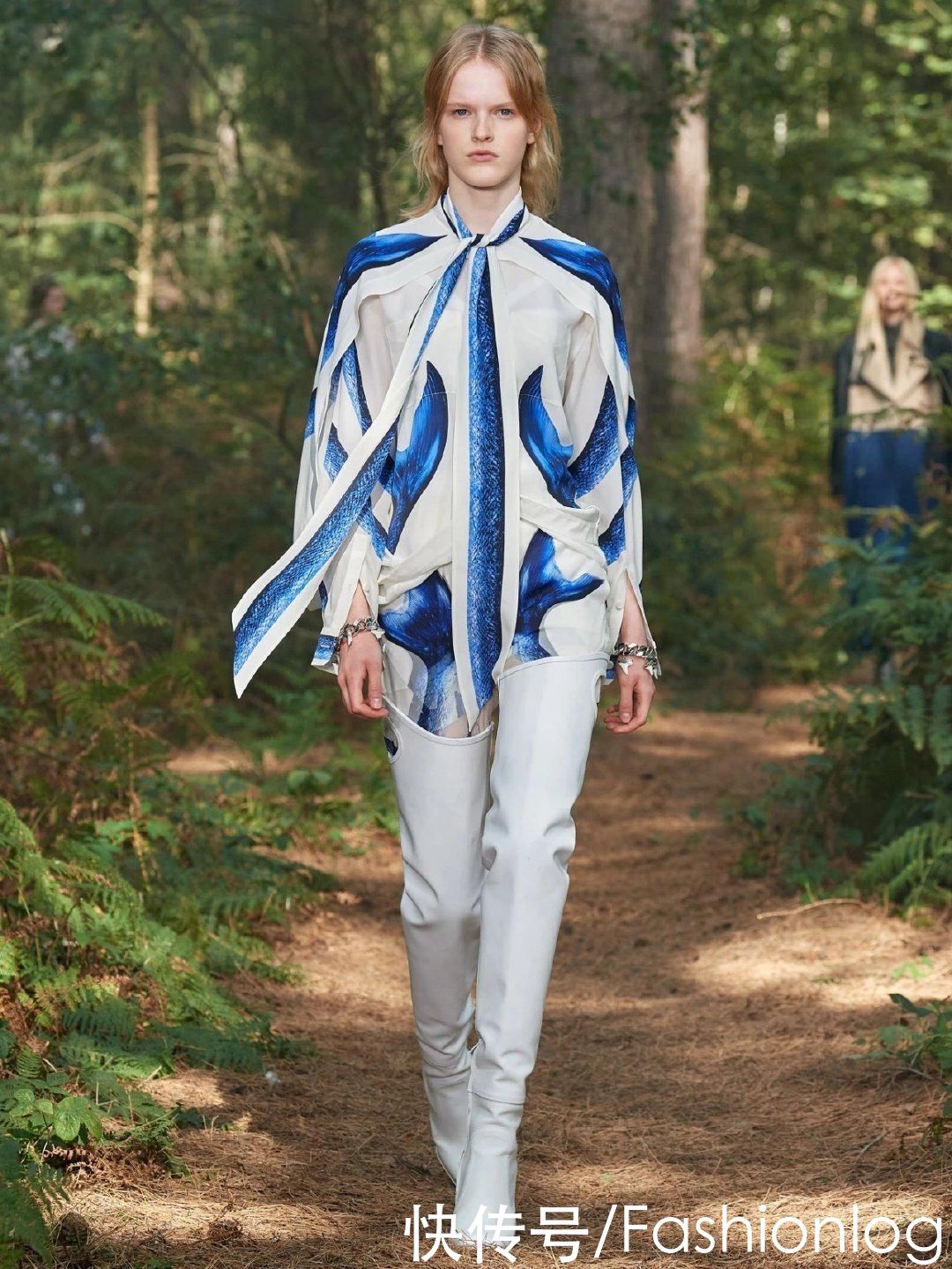 象征希望之水的一抹蓝，把人带往蔚蓝深蓝，回归自然的时尚穿搭