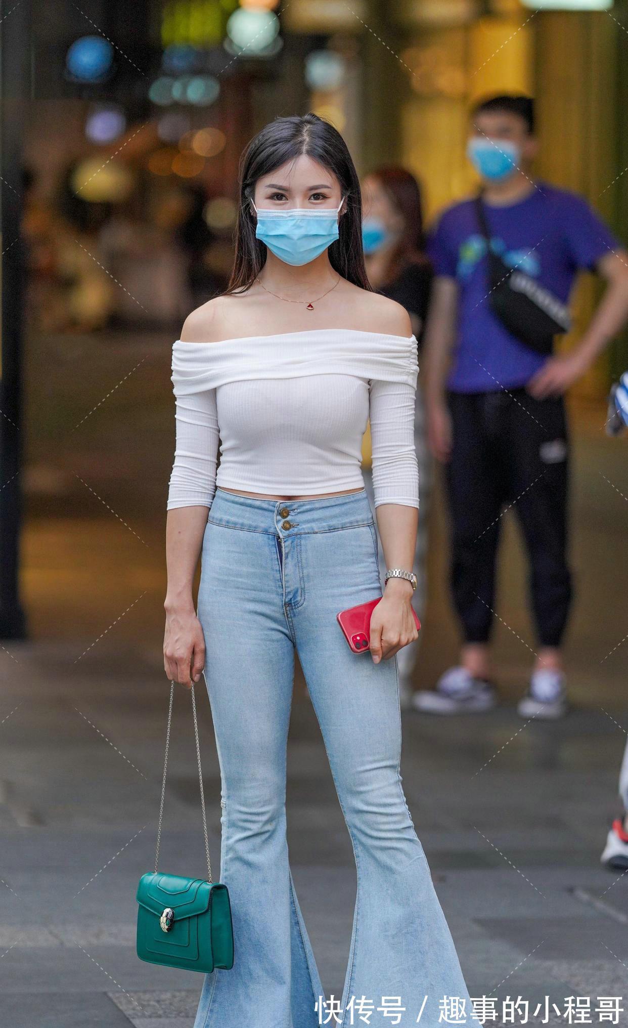 身材高挑|穿牛仔短裤,可以搭配一字领上衣,这样搭配会显得特别清爽