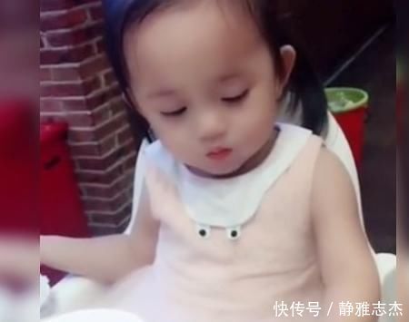 同款|萌娃吃饭逗笑一家人，看看你家有同款没，网友：吃货一枚。
