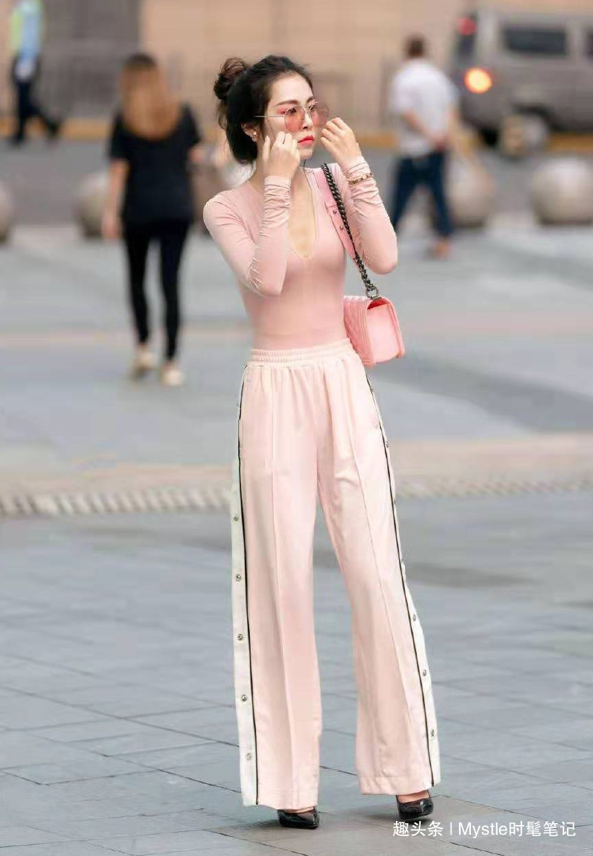 小姐姐 小仙女范十足的粉色搭配，V领长袖+开叉阔腿裤，真的是元气十足！