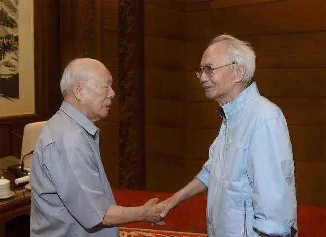 丑书|说沈鹏“丑书鼻祖”,是书法外行范曾读书太少,确实是他短板