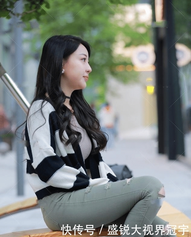 横条纹针织衫,搭配灰绿色破洞裤,性感迷人 个性别致