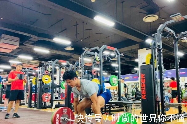 领口|苏炳添奥运跑了漂亮一战！决赛取得第六名太厉害，身披国旗太飒气！