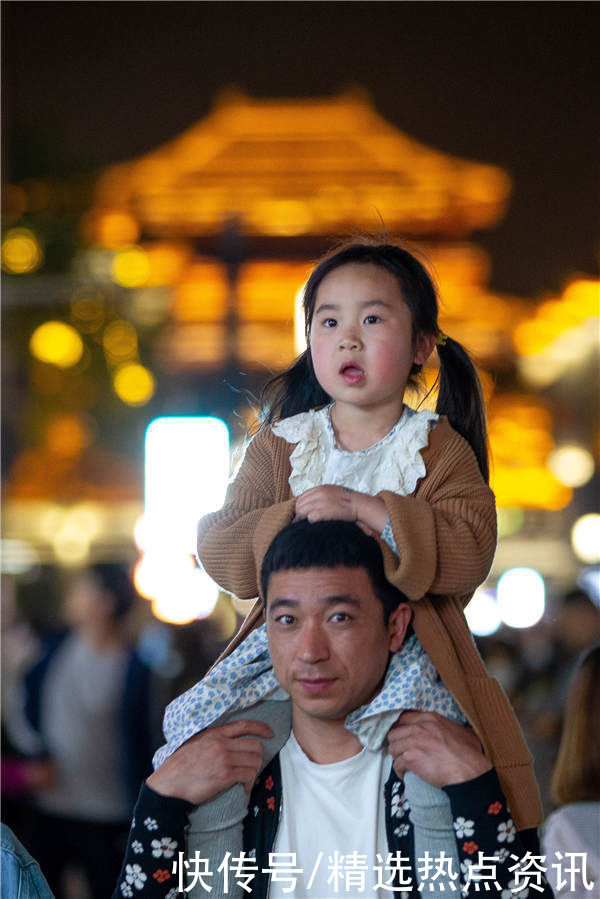 湖北襄阳：夜之古城 流光溢彩