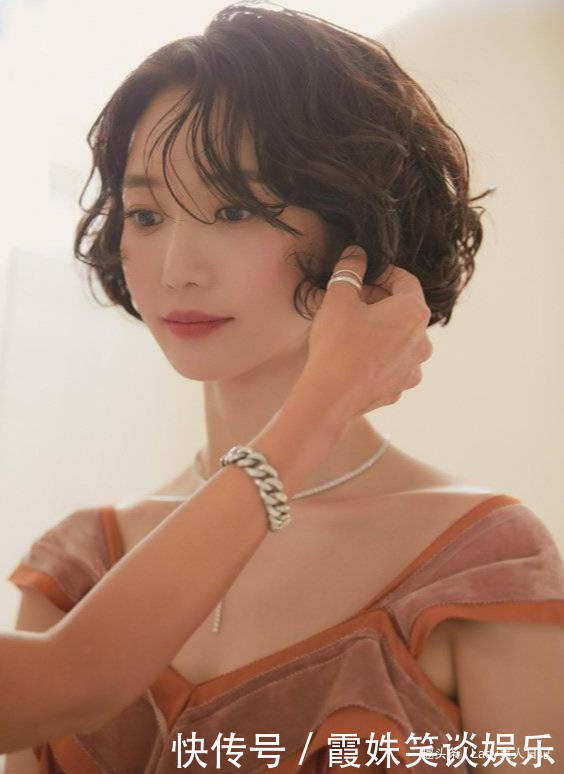 她被誉为“短发女神”,长相精致气质高冷,短发造型时髦又迷人