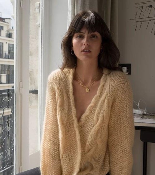 减龄 今年很流行“奶奶衫”,看似显老,穿上却很减龄,百搭不挑人