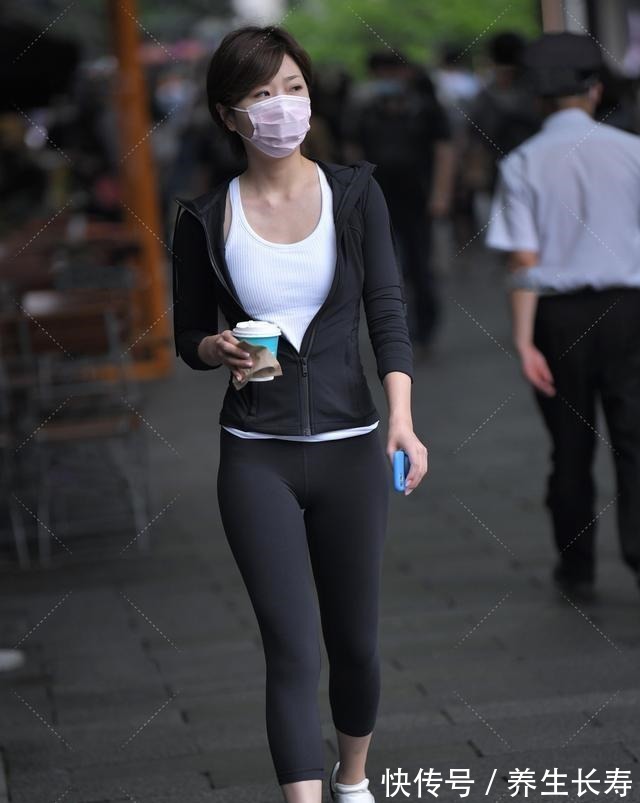 运动打底裤 黑色连帽外套搭配黑色运动打底裤,穿出性感和知性,摆脱廉价感!