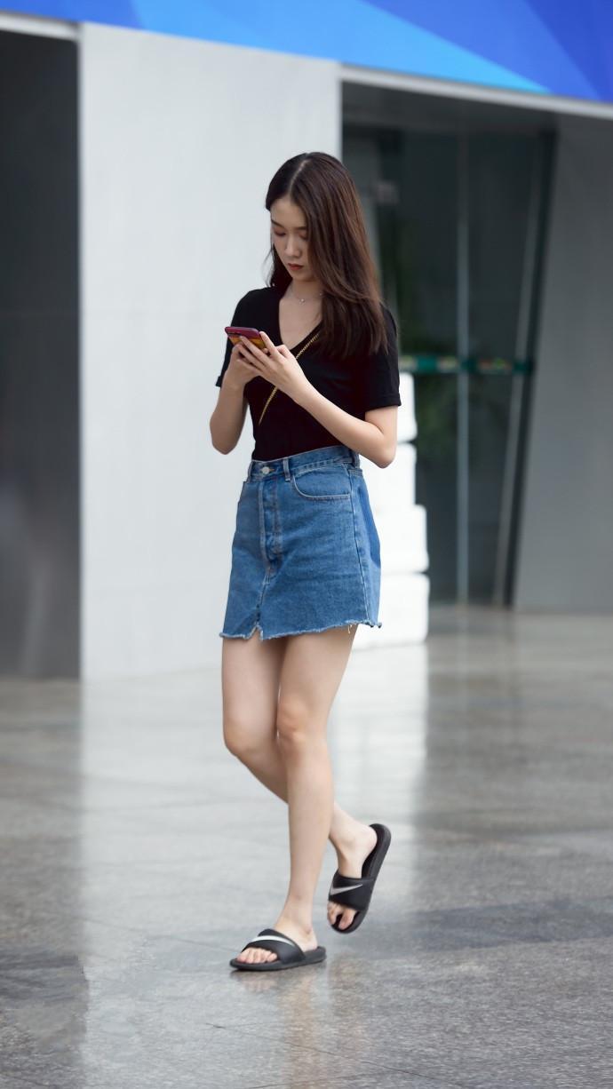 街拍:美女身穿连衣裙很是亮眼,穿出来很有魅力,吸睛满满