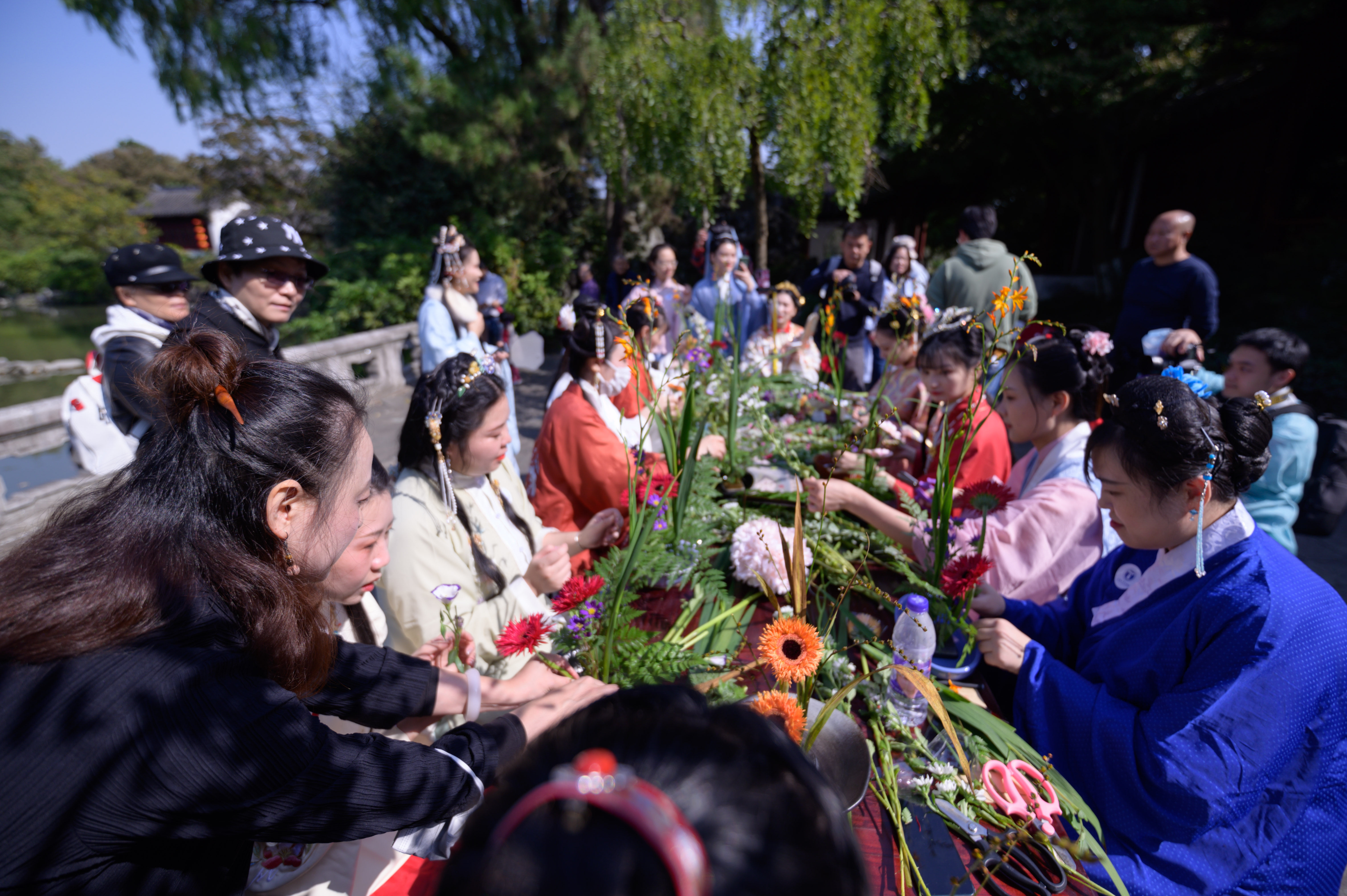 传统文化|Z世代消费新观察丨当Z世代遇见汉服：一股“穿”越时空的文化热潮