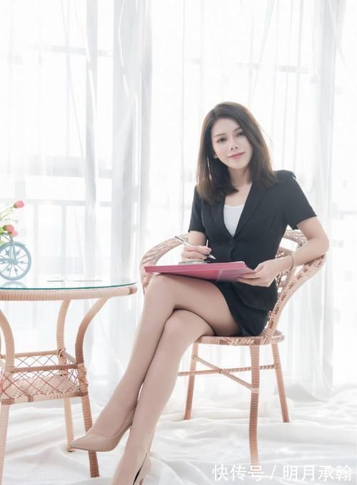 性感 职业装黑色的干练和高跟鞋的性感相结合,大长腿的风采一览无遗