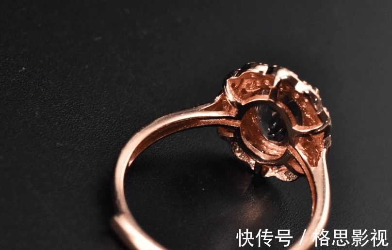 家里的金属首饰黑了,需要去店里面清洗吗?在家清理一下吧