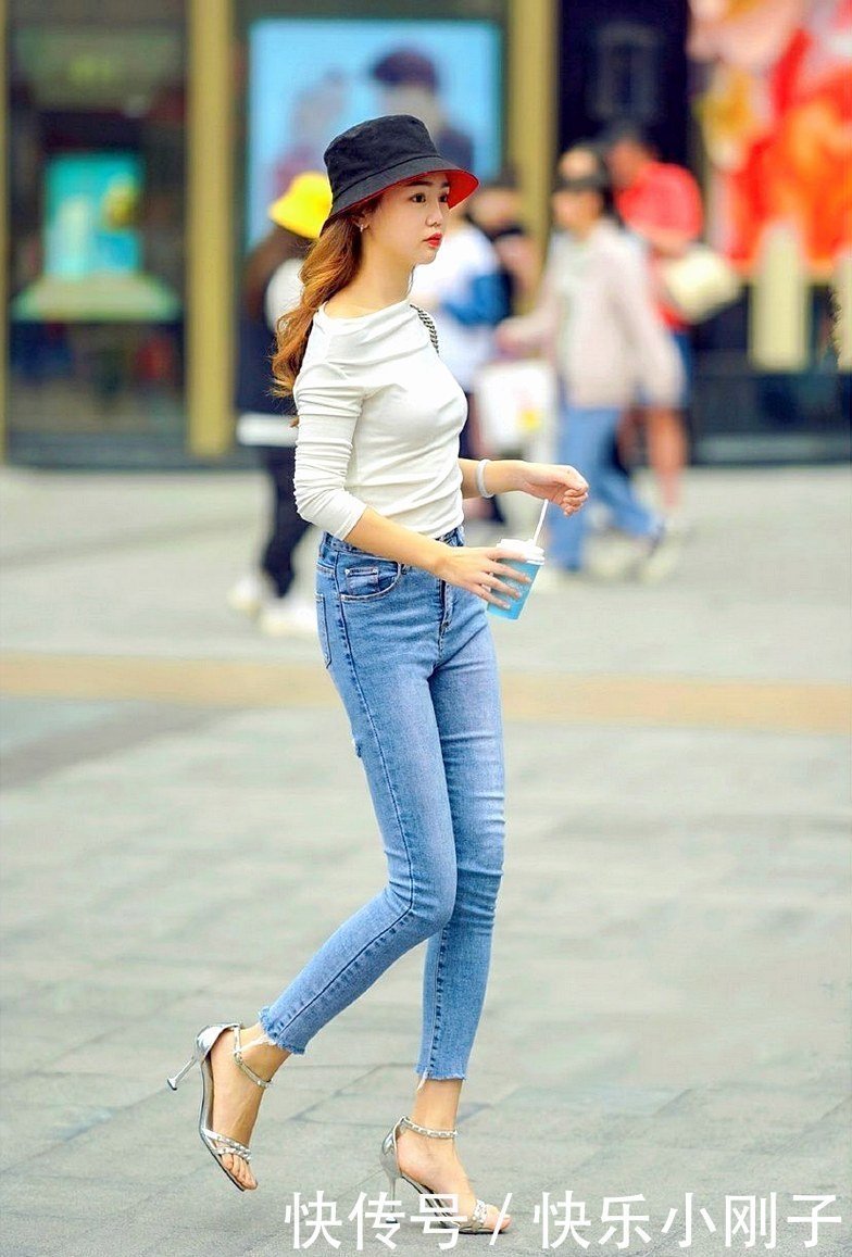 高个模特穿牛仔裤真好看,展示出一双大长腿,彰显轻熟的性感韵味